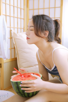 女大学生的沙龙室在线播放
